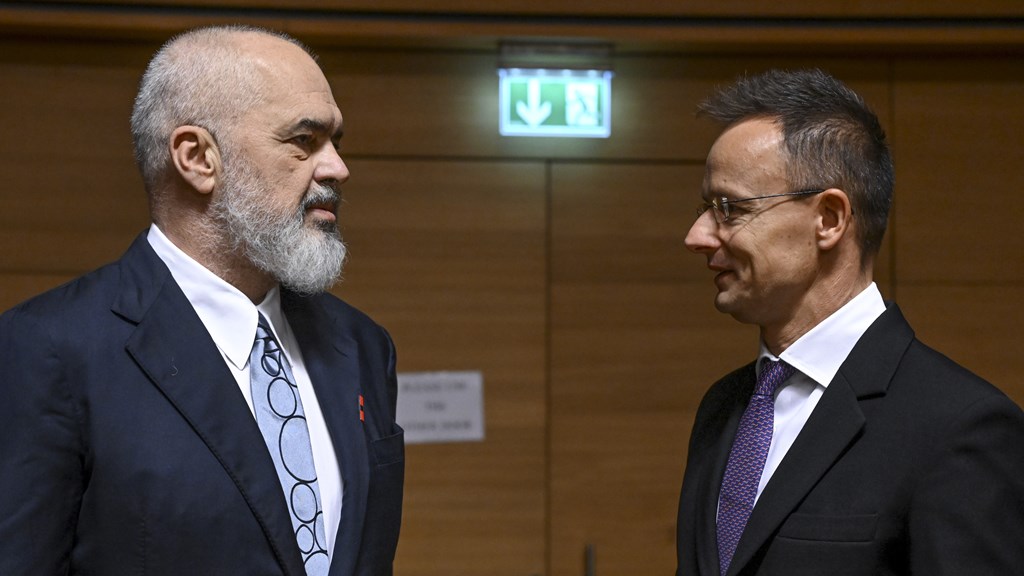 Los participantes llegan a la sala de reunión. 